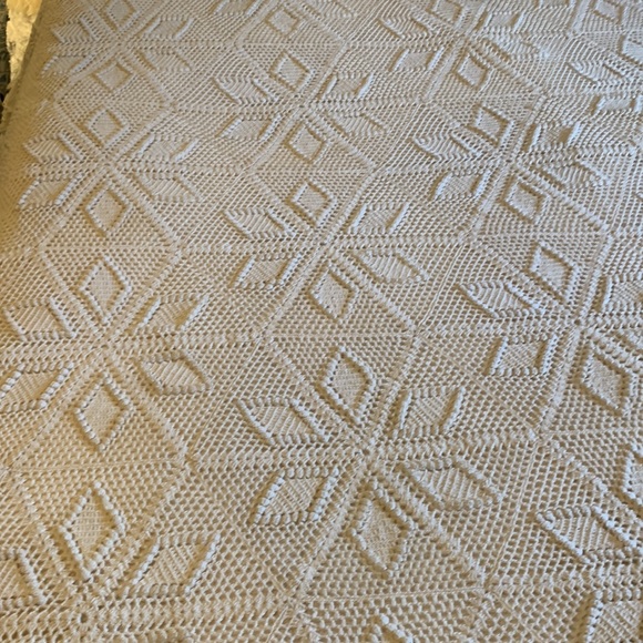 Vintage Crocheted Cream Colored Bedspread Blanket Lace Full or Queen - Picture 15 of 15